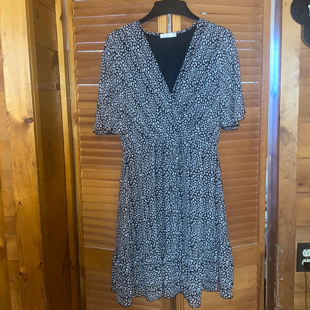 Pretty Print  Dress with Elastic Waist Area Ruffle Hem Black & Cream